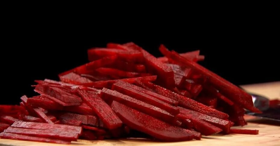 Борщ свекла соломкой. Свёкла соломкой на борщ. Тушеная свекла для борща. Свекла порезанная соломкой. Борщ свекла соломкой.