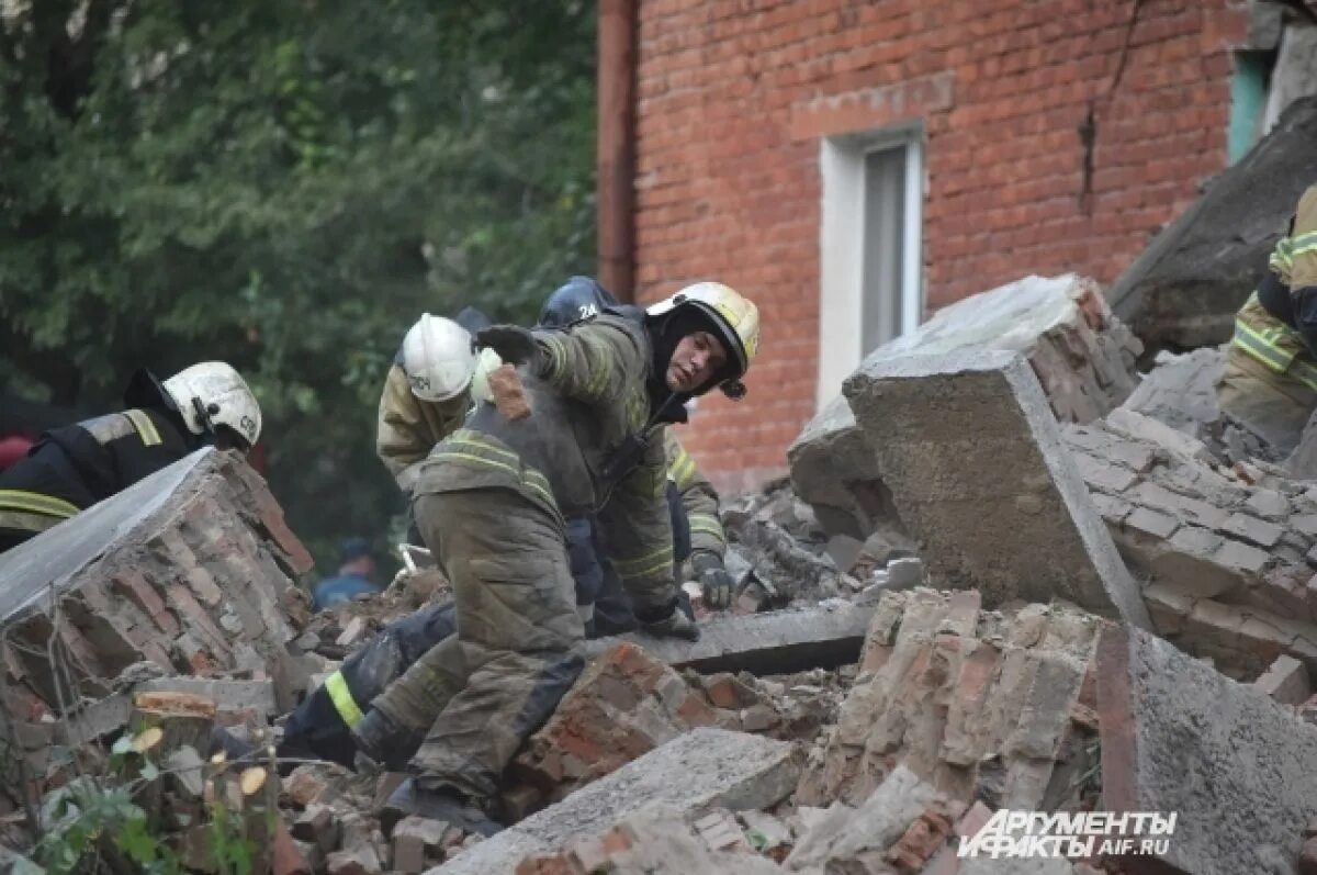 Обвал здания в Омске. В Омске обрушилась стена. В Омске обрушился дом. Обрушение стены дома в офисе. Омск новости обрушение дома