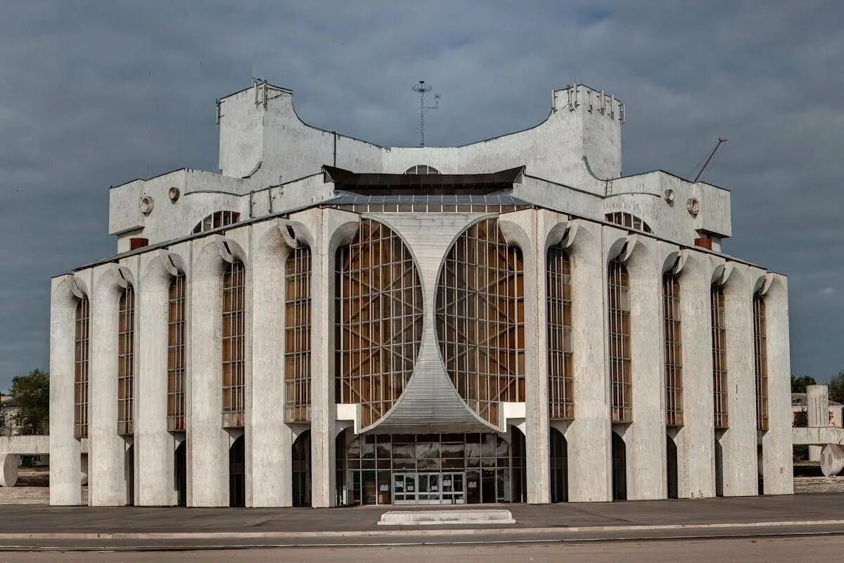 Театр драмы Великий Новгород. Великий Новгород театр брутализм. Новгородский Академический театр драмы им. ф. м. Достоевского. Театр драмы Великий Новгород космический.