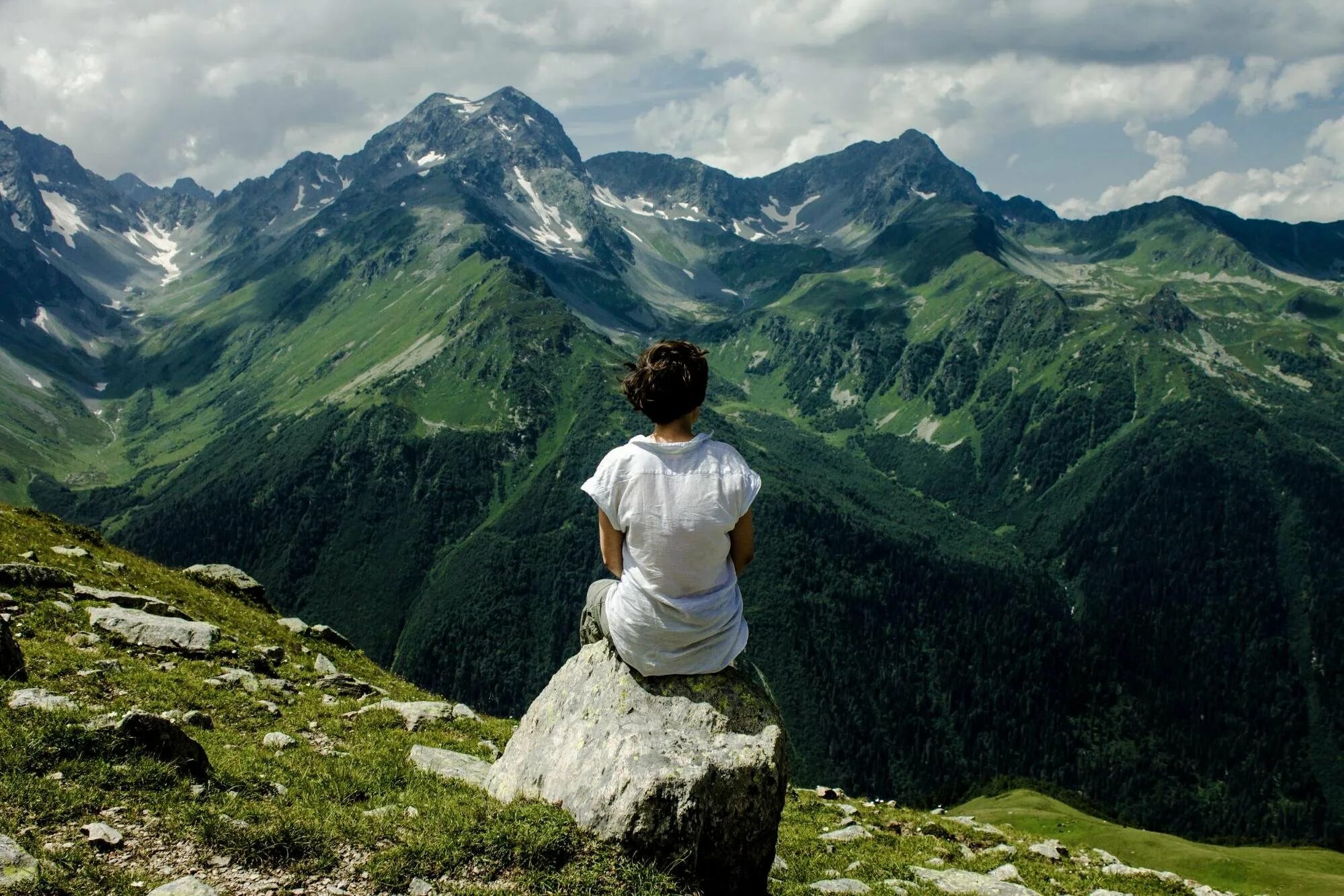 Созерцать жизнь. Горный Алтай зеленые горы вершина. Гималаи Шамбала. Человек в горах. Фотосессия в горах.