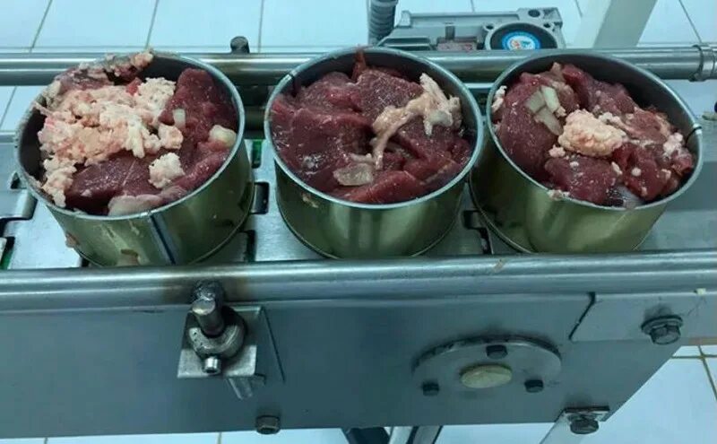 Три одинаковых ящика мясных консервов