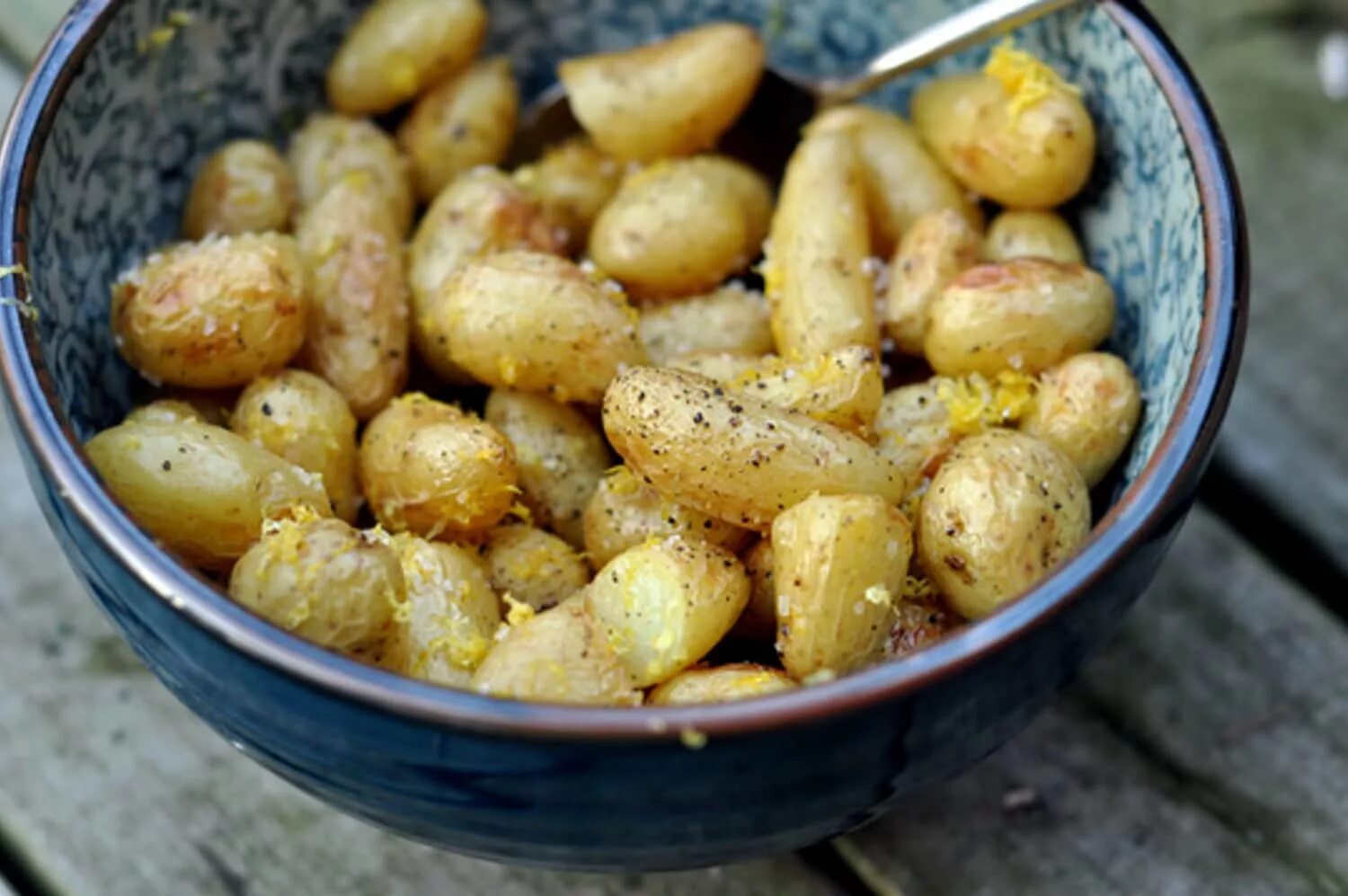 Как пожарить мелкую картошку. Покрошить картошку для жарки. картошка с мелкими черными крапушками. диета на молодой картошке. картошка лимона круглая.
