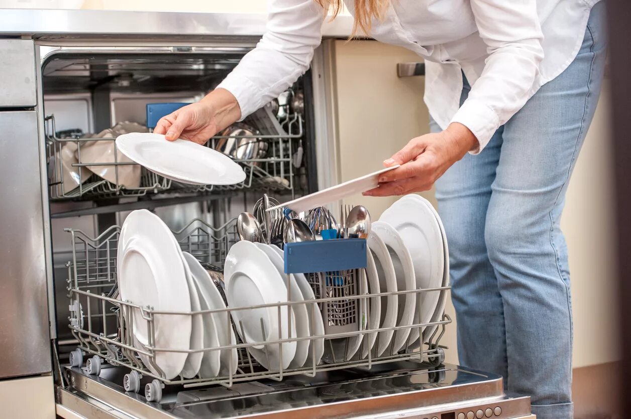 Почему открывается посудомоечная машина. Для посудомоечных машин. Посуда моющая машина. Посуда в посудомоечной машине. Ручная посудомойка.