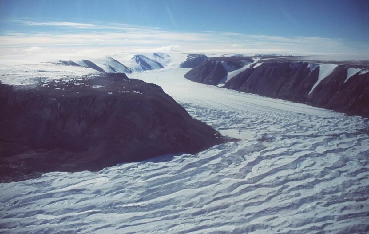 Большой остров покрытый льдами. Ледник Ламберт-Фишер. Ледники Антарктика Ламберта. Шельфовый ледник Ламберта. Ледник Ламберт-Фишер фото.