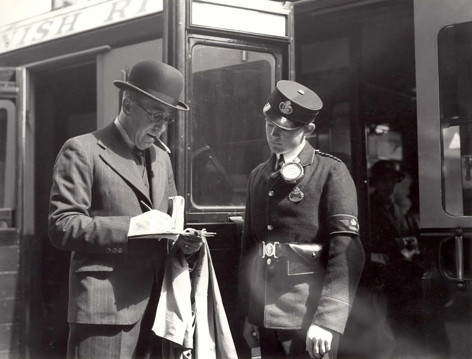 Telegram boys. Лондон 1935. Англия 1935. Лондон 1935 год фото. Фото Британия 1935.