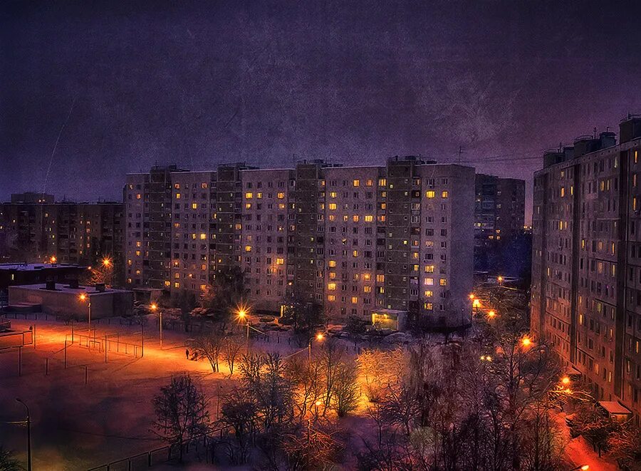 Вечерняя улица. Ночная провинциальная улица россии. Мрачный двор. Ночь в провинциальном городке. Провинциальный город ночью.