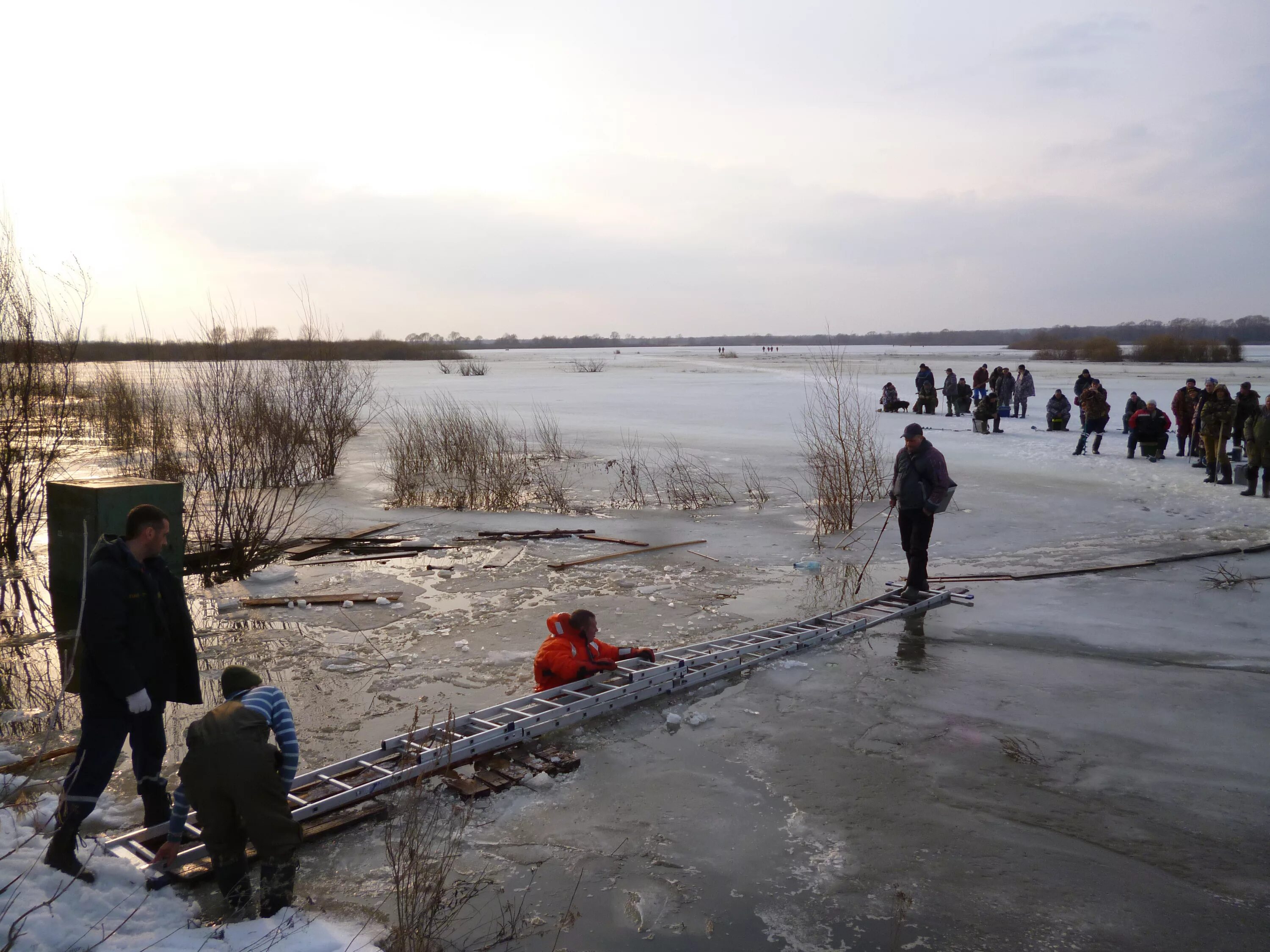 Уровень воды в реке ока горбатов. Зимняя рыбалка на Оке. Рыбалка в Камбарке. Лед на реке Ока Павлово Нижегородской. Нижегородские рыбаки.