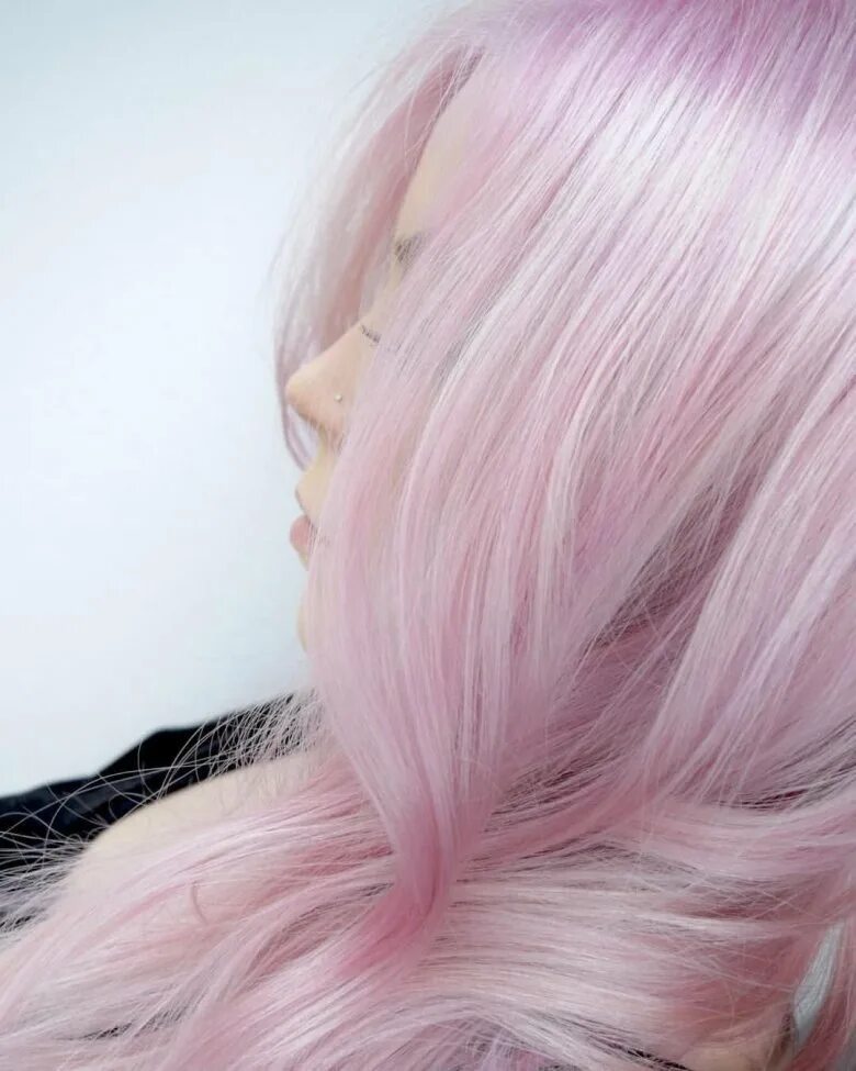Жемчужно розовые волосы