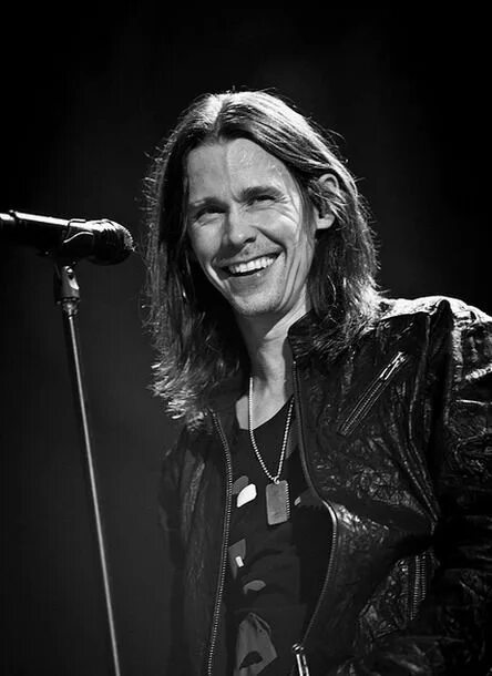Myles kennedy the art of letting go. Майлз кеннеди. myles kennedy 2025. майлз кеннеди в молодости. майлз кеннеди с женой.