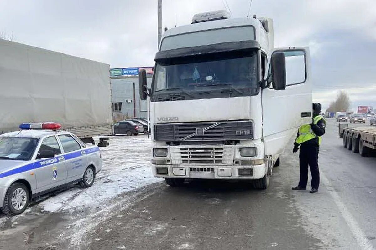 Грузовик гибдд. Фура Вольво полиция. Полицейская грузовик сбоку. Фура тягач в России. Полицейские машины России 2022.