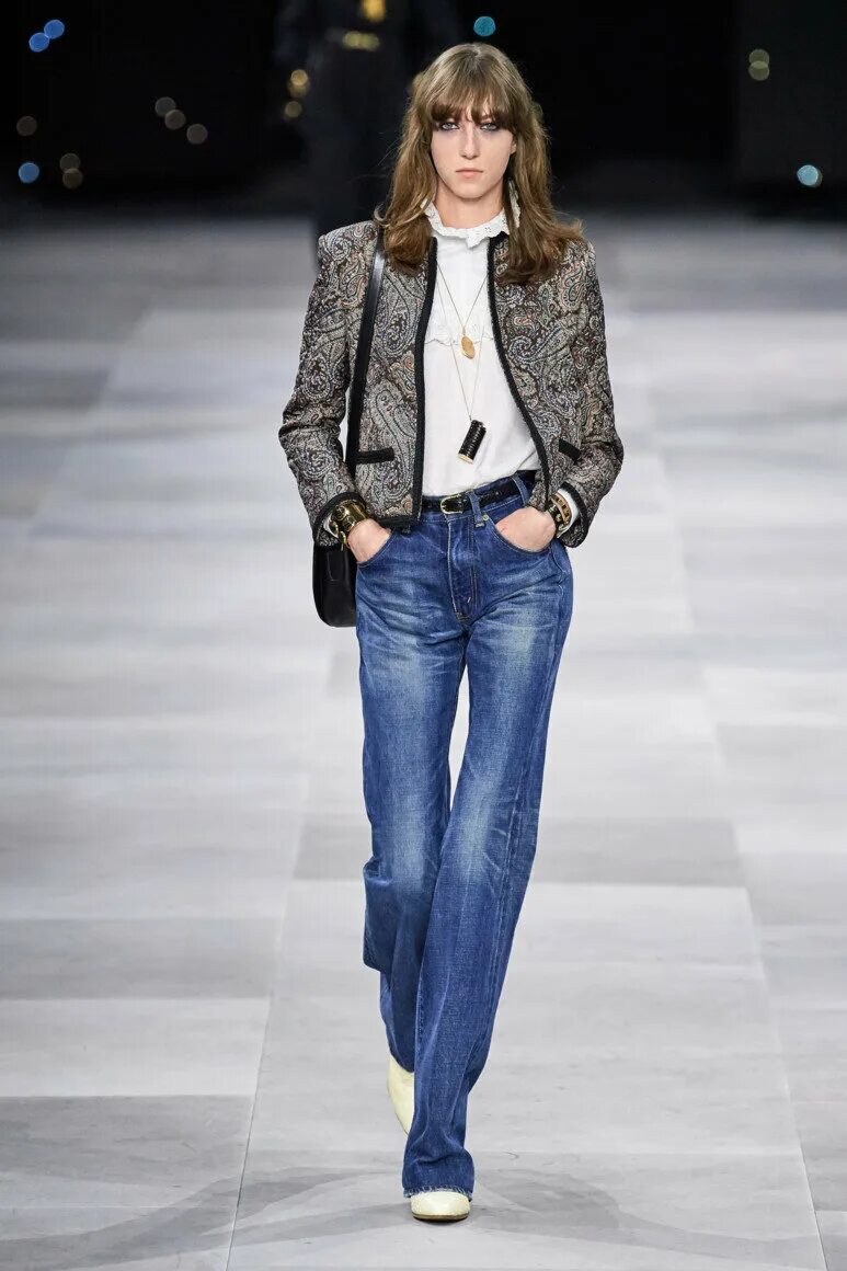 Стильные джинсы женские. Какая сейчас модная модель. Яркая одежда. Какая сейчас модная модель. Подиум версаче 2020 показ.