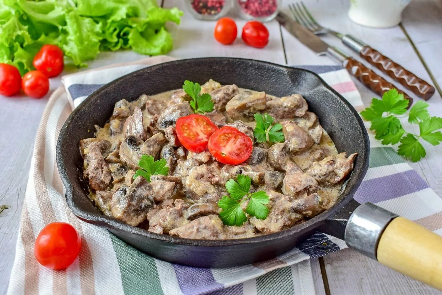 Пошаговый рецепт печени куриной в сметане. Куриная печень с грибами. Куриная печень с шампиньонами. Печень с шампиньонами.