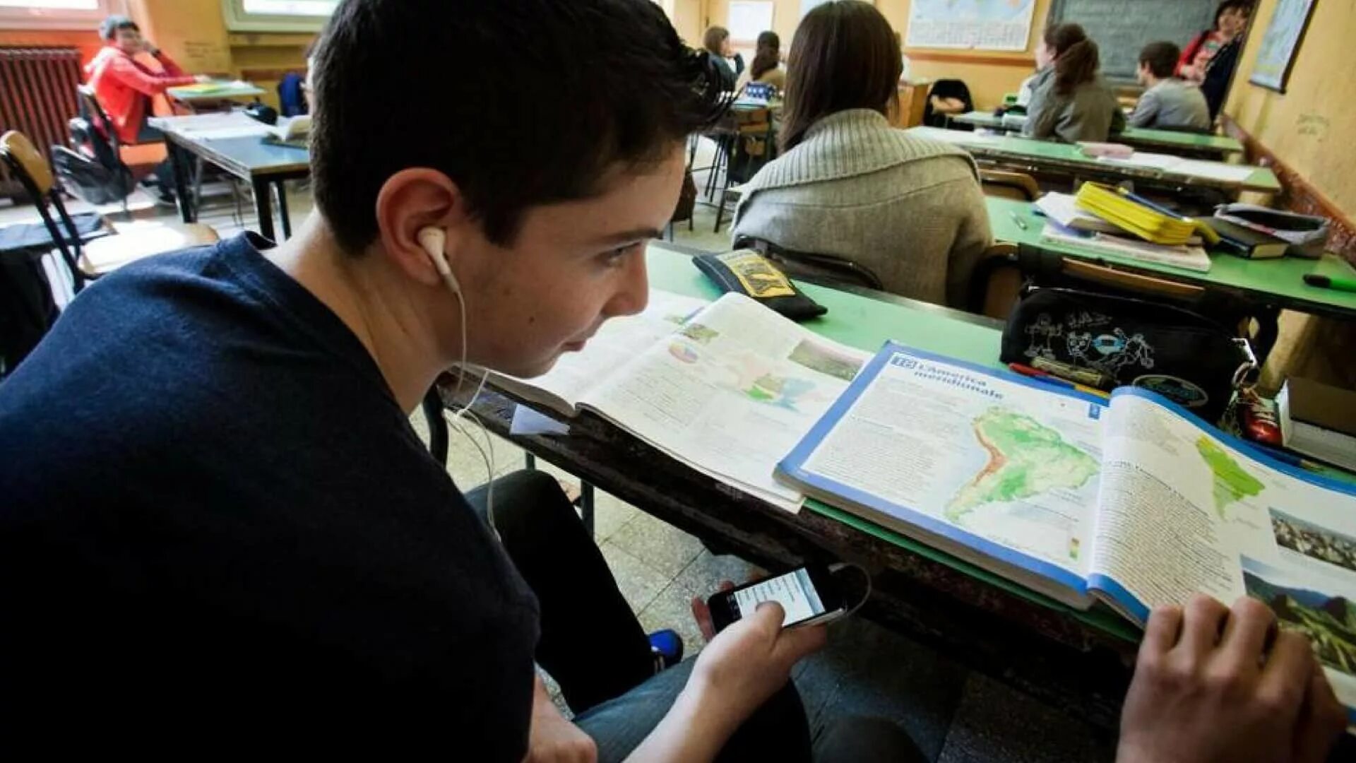 Беспалевно сидеть в телефоне на уроке. Телефон на уроке. школьник с телефоном. ученик с телефоном на уроке. сидит в телефоне на уроке.