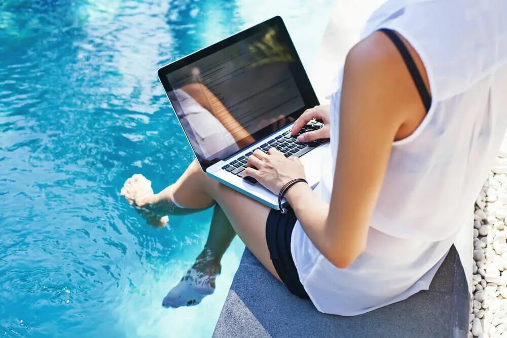 С ноутбуком на пляже. С ноутбуком на море. Ноутбук на фоне моря. Девушка с ноутбуком на море.