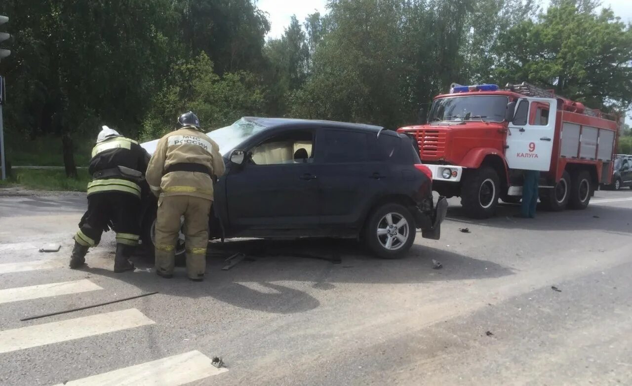 Новости сегодня калуга последние свежие. ДТП В Калужской области за последние 3 дня. Калуга авария с мусоровозом. Авария в Нижегородской области.