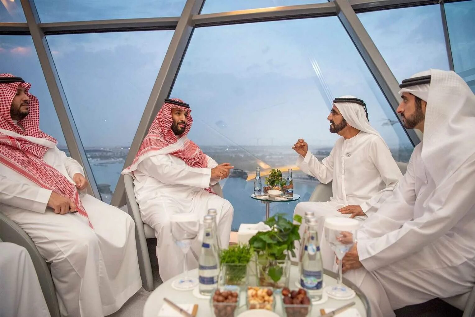 Развлечение шейхов. Принц Сауди Дубай. ОАЭ наследный принц Абу Даби. Шейх Абу Даби 2024. Абу Даби семья.