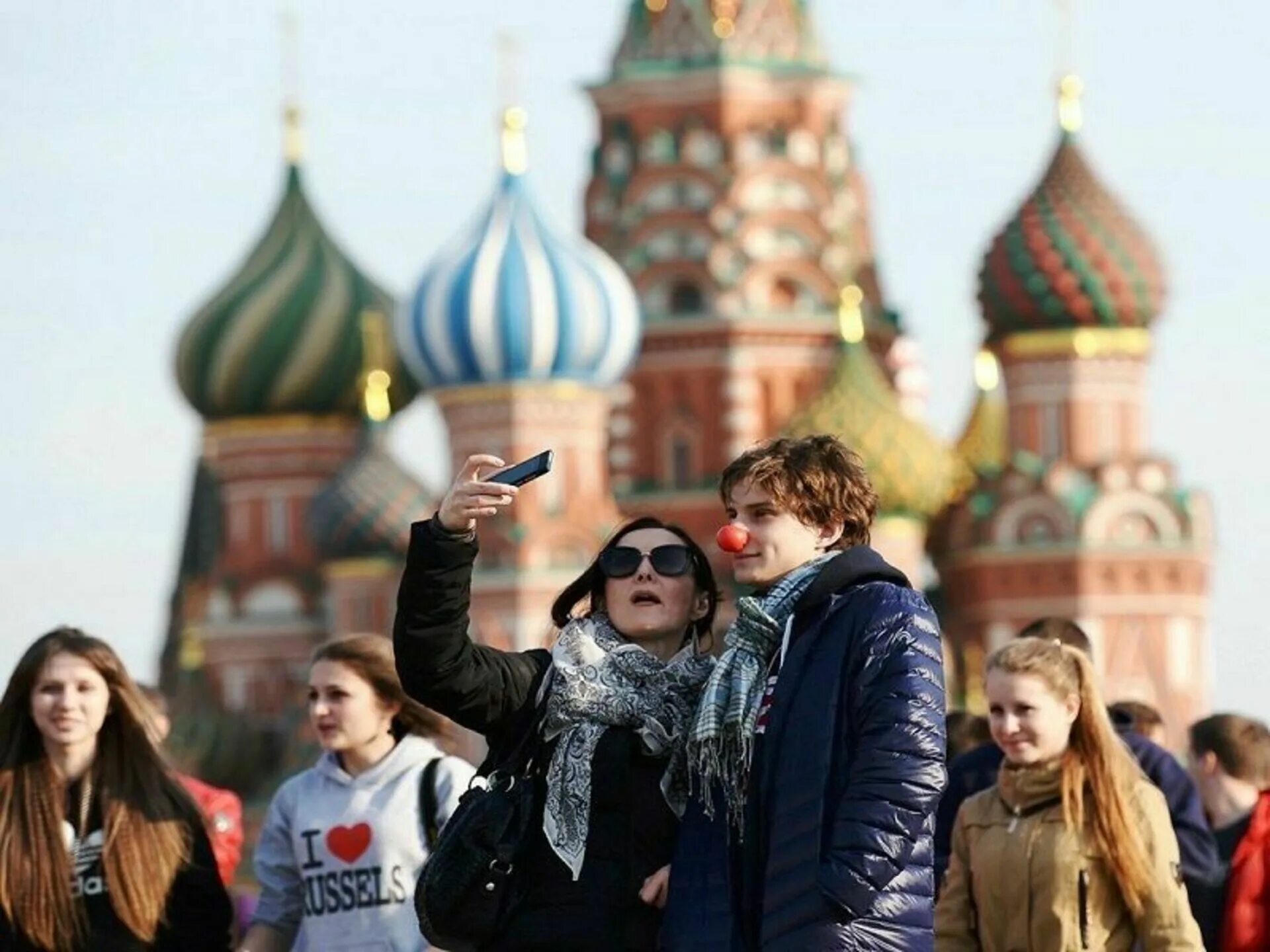 Туристы в Москве. Москва люди. Туристы на красной площади. Туристы в Кремле.