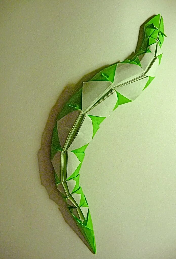 Змейка своими руками. Змейка из бумаги. Оригами змея. Поделка змея из бумаги. Объемная змея из бумаги.