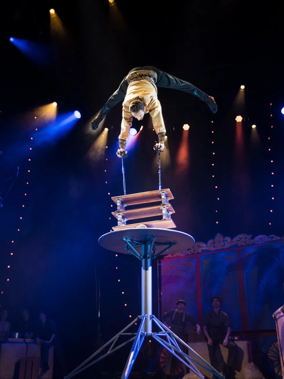 Exciting shows. Акробаты на батутах цирк. Exciting shows. Мужчина показывает. Кресло акробат.