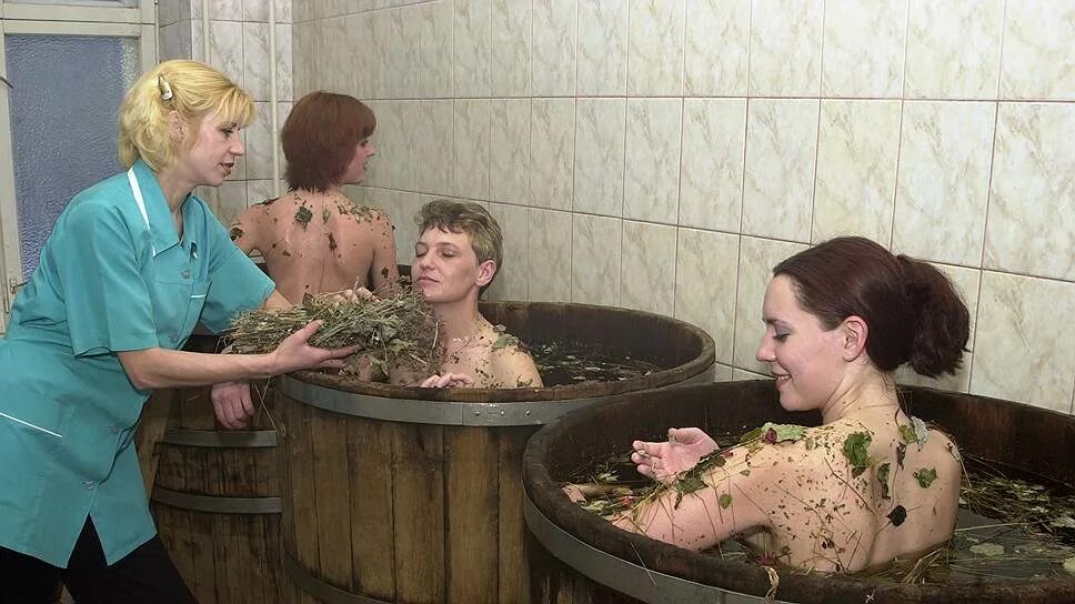 Советская общественная баня. Женская общественная баня. Женщины в общественной бане. Общественная баня женское отделение. Общественная душевая видео