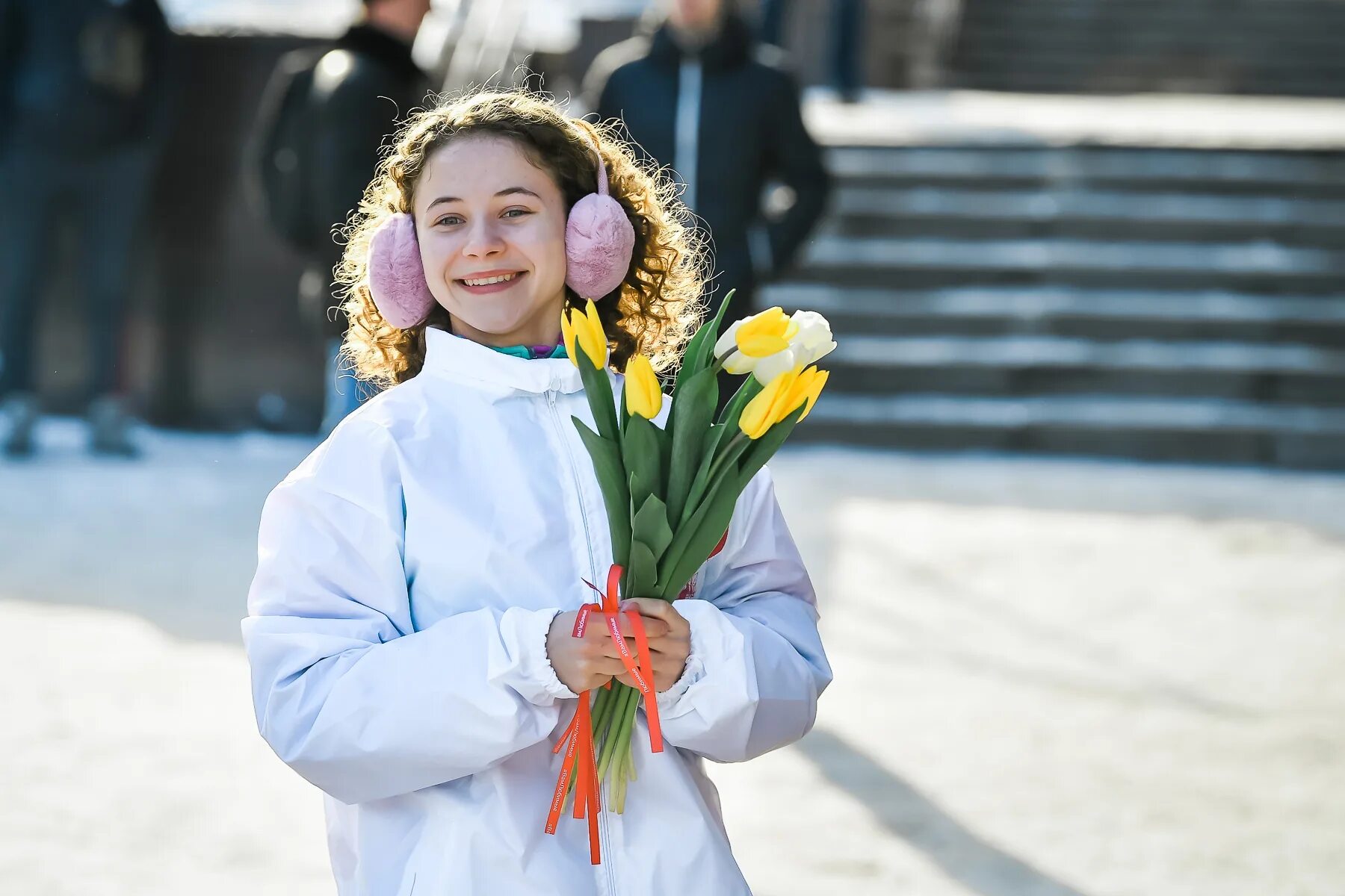 Волонтеры цветы. Женский день в России. С международным женским днем.