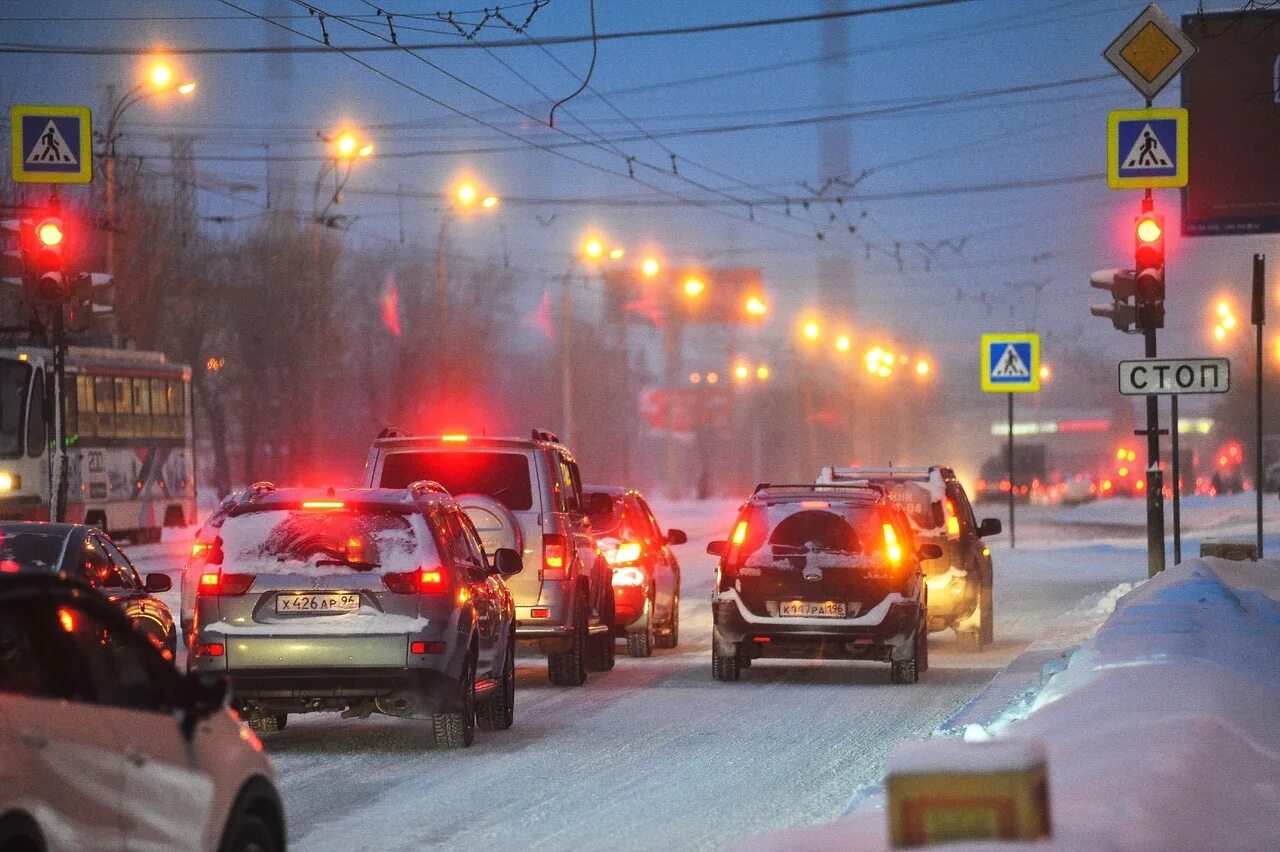 Дороги екатеринбурга сейчас. Зима Екатеринбург пробки. Пробки ЕКБ. Екатеринбургские пробки. Пробки на дорогах зимой.