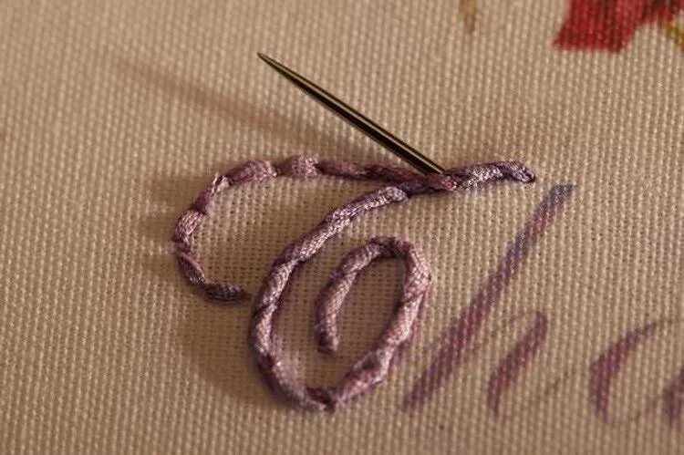 способы вышивания нитками на ткани. шов для вышивки надписей. вышивка нитками буквы. вышить буквы на ткани вручную. ручная вышивка инициалов.