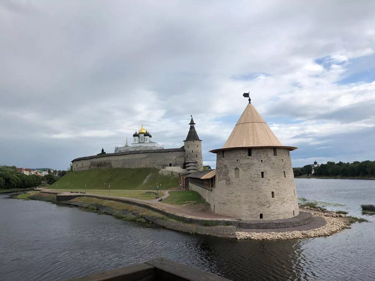 Псков реставрация. Кутекрома башня Псковского Кремля. Псков Кремль. Псковский Кремль Варлаамская башня. Псковский Кремль довмонтовская башня.