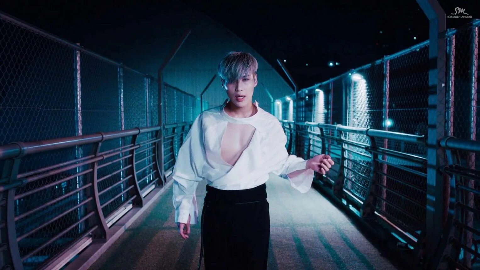 Move translate. Тэмин move. корея певец тэмин. тэмин из shinee эстетика. тэмин танцует.