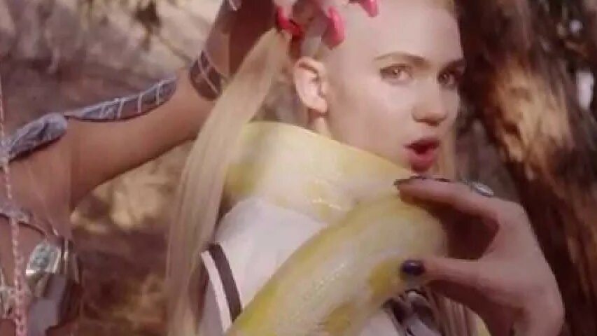 Genesis grimes текст. Гримес генезис. genesis граймс. genesis grimes певица. grimes genesis 2025.