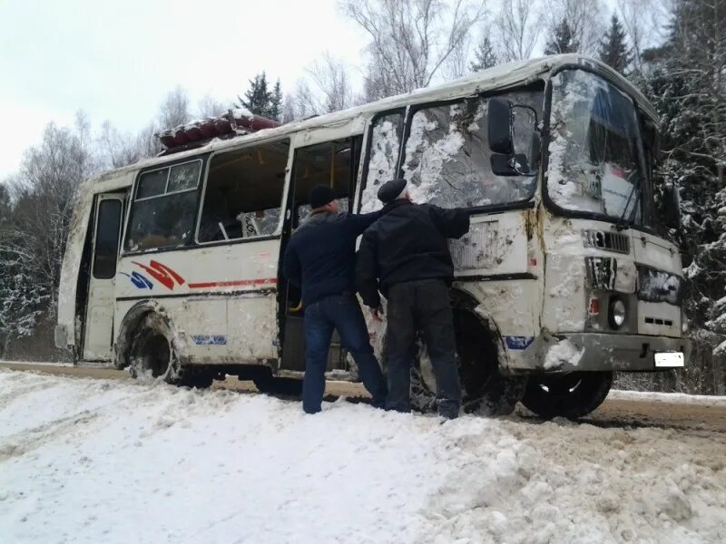 Авария автобуса ПАЗ В Калуге. ПАЗИКИ Калуга Ферзиково. Пазик аварии