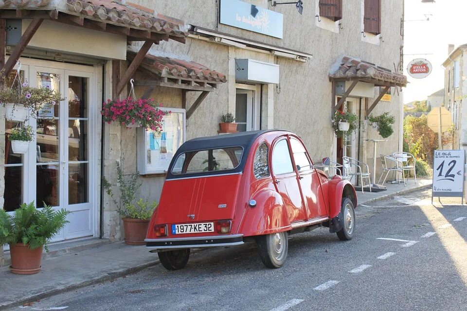 Современные французские автомобили. Citroen 11c 1953. Citroen 2cv 1949. Ситроен во франции. Французские марки машин.