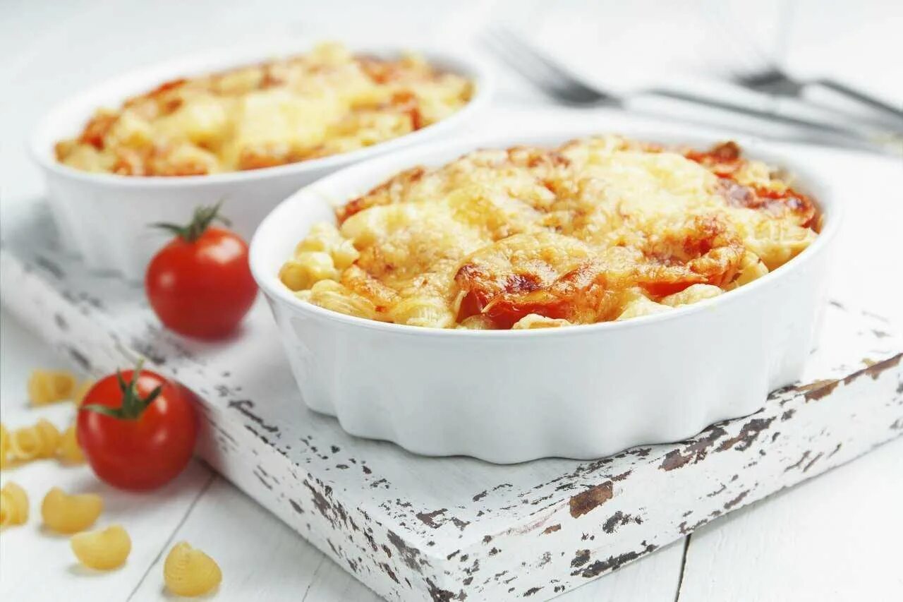 Макароны с куриной грудкой в духовке. Запеканка макароны куриная грудка. Запеканка макароны куриная грудка. Макаронный в духовке частные фото. Запеканка из макарон с курицей.
