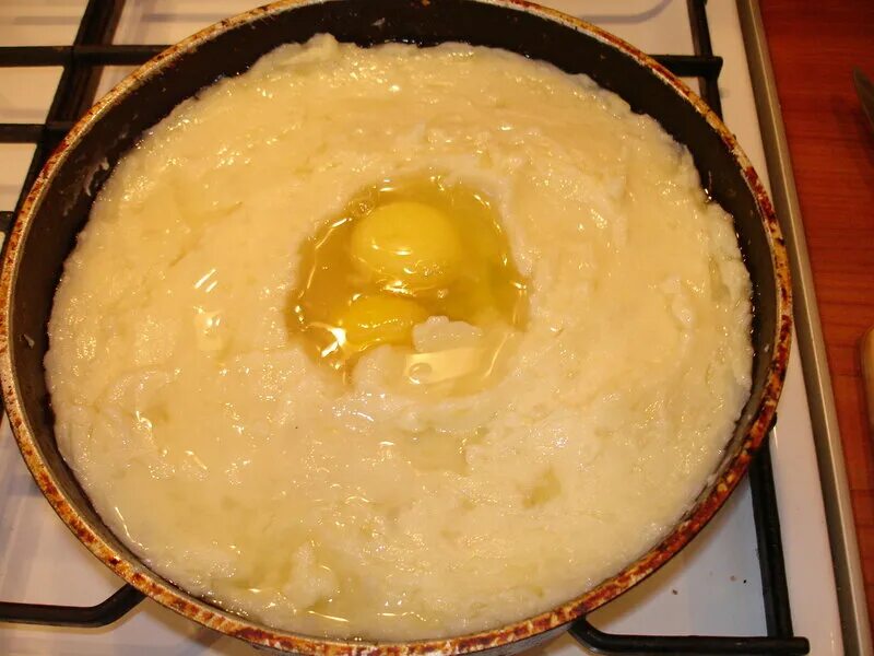 Картофельные пирожки. Тесто с пюре картофельным на сковороде. Лепешки с картофельным пюре на сковороде. Тесто с пюре картофельным на сковороде. Картофельные лепёшки на сковороде из пюре.