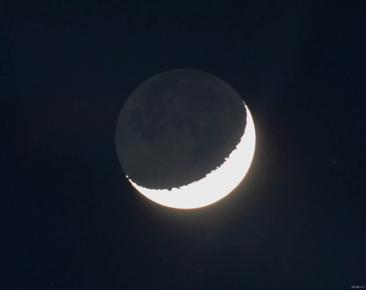 Луна новое видео. Как выглядит Луна сегодня. Фото сегодняшней Луны. Какого цвета сегодня Луна. Как сейчас выглядит Луна.