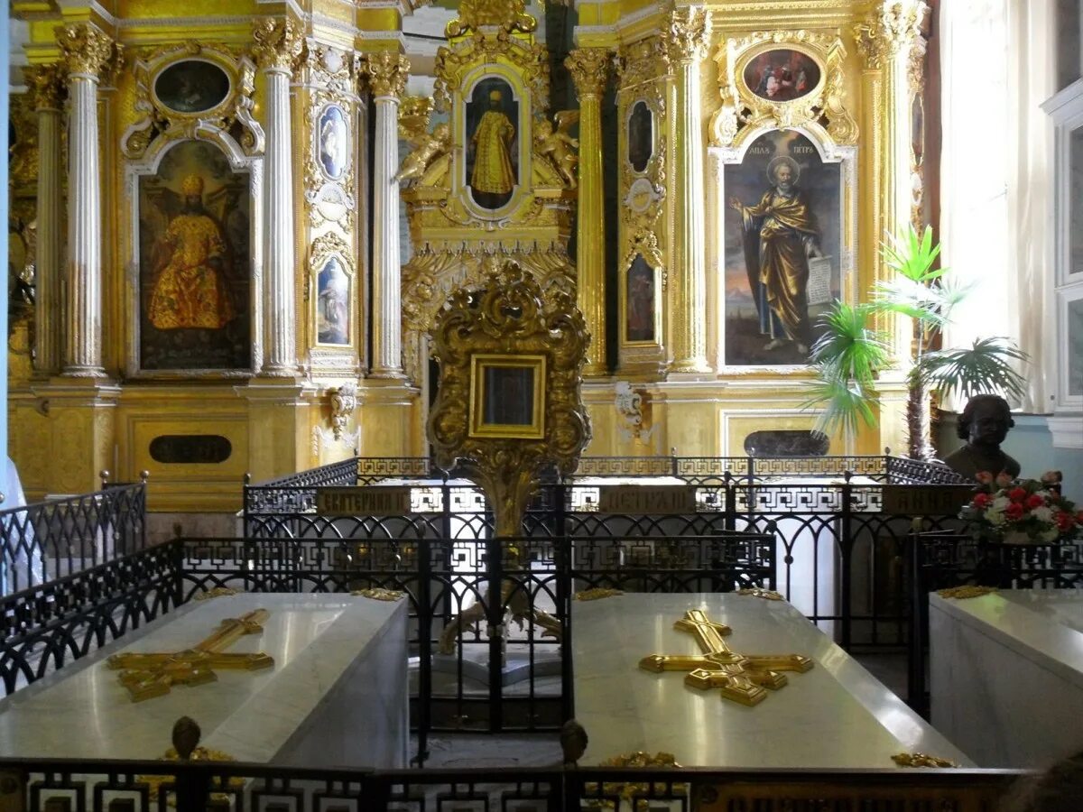 File:St petersbourg cathedrale St Pierre St Paul.jpg - Wikimedia Commons