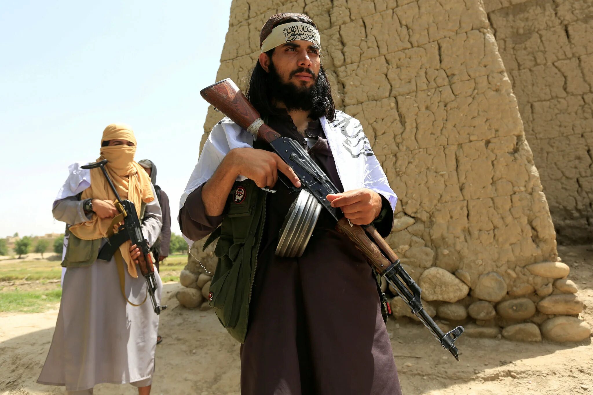Угрозы таджикам. Забихулла муджахид. Афганистан террористы Талибан. Талибы в Афганистане. Афганский террорист Талибан.