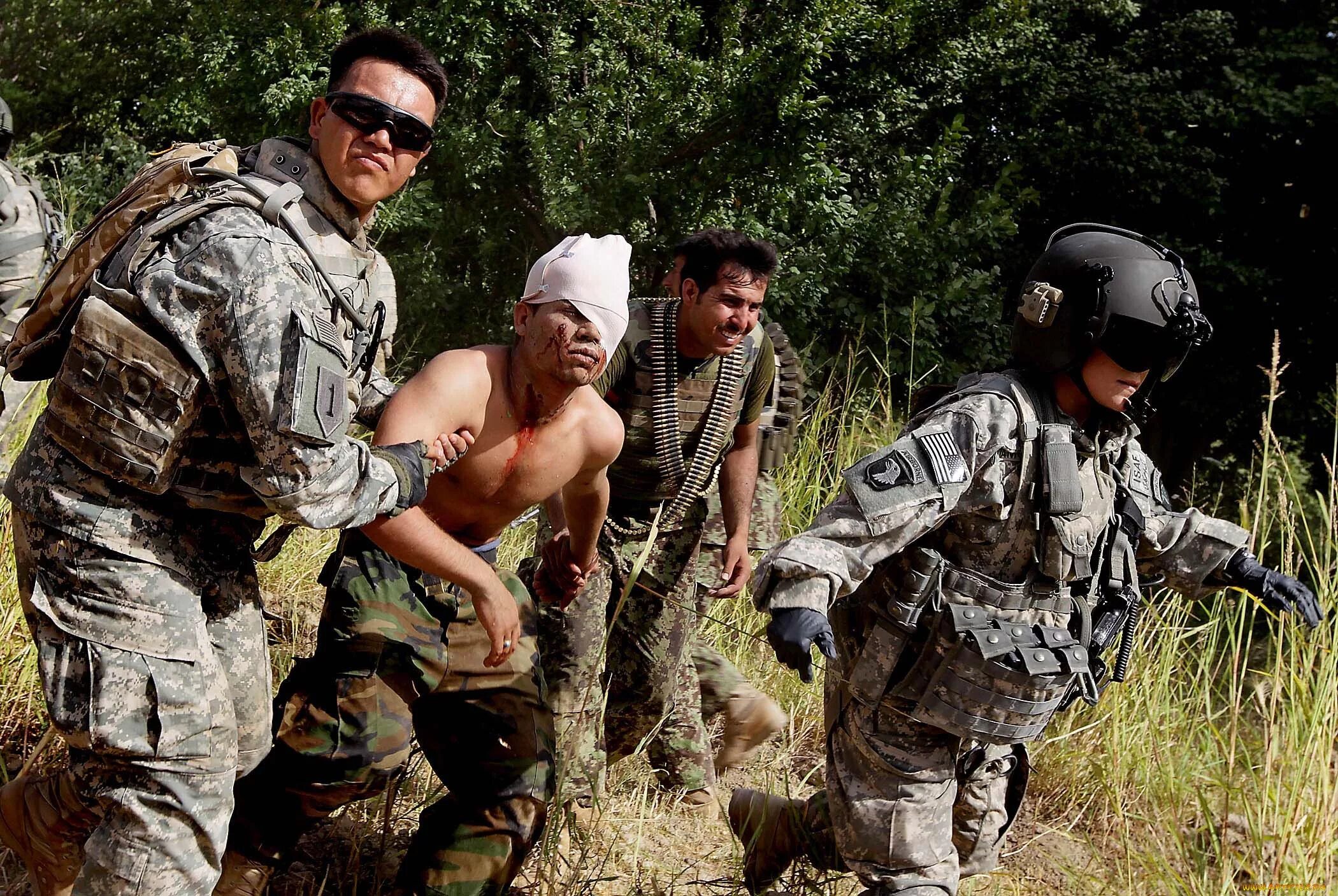 Раненые американские солдаты в Афганистане. Американский солдат. Американские военные. Американский военный врач