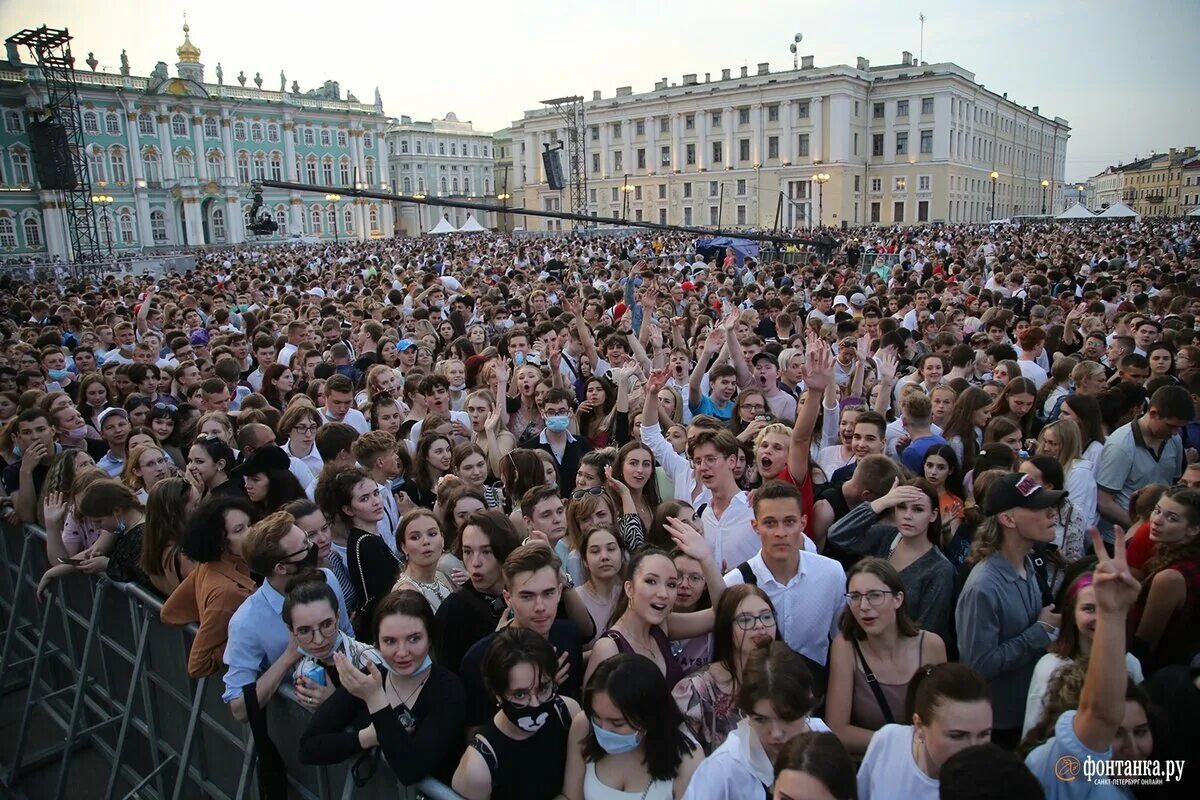 23 июнь 2017. Алые паруса 2021 в Санкт-Петербурге. Питер выпускной Алые паруса 2021. Алые паруса СПБ 2021 толпа. Алые паруса Питер 2021.