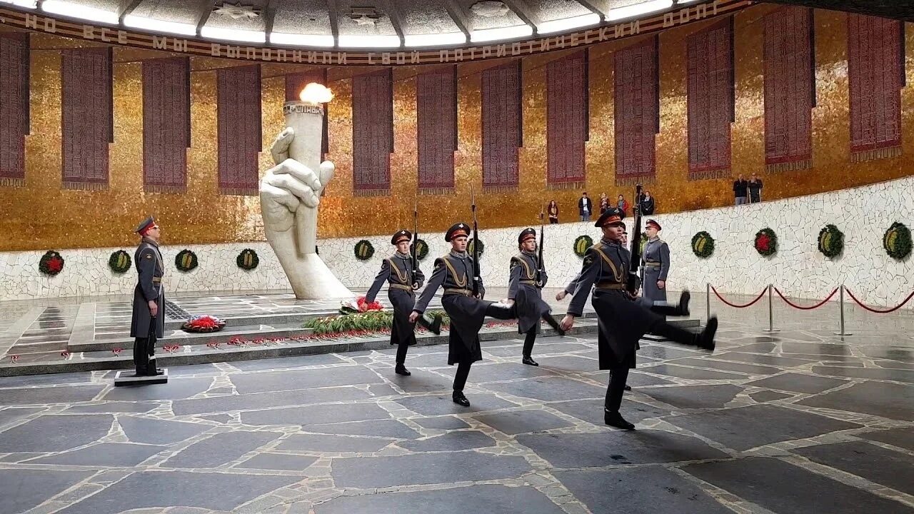 Какие сегодня стоят. Почётный караул Волгоград Мамаев Курган. Мамаев Курган зал воинской славы Почетный караул. Зал воинской славы на Мамаевом Кургане в Волгограде. Смена караула в Волгограде на Мамаевом Кургане.