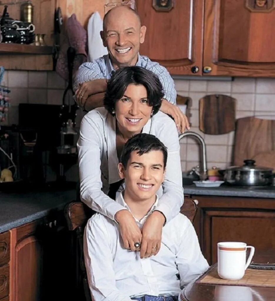 Ирада автандиловна зейналова семья. Джозэнн мак гиббон сценарист. Ирада зейналова сын. Муж ирады зейналовой. Ирада автандиловна зейналова семья.