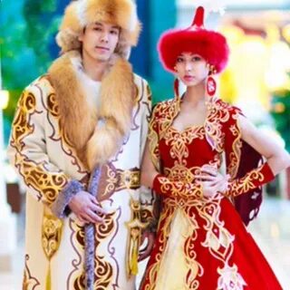 Қара балапан көкірекшесінің ілмегін шешіп, әдемі кеудесін көрсетті.