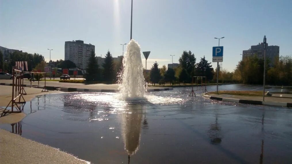 Столб воды 10 метров. Струя фонтана. Фонтан из земли. Фонтан из под земли. Струя воды фонтан.