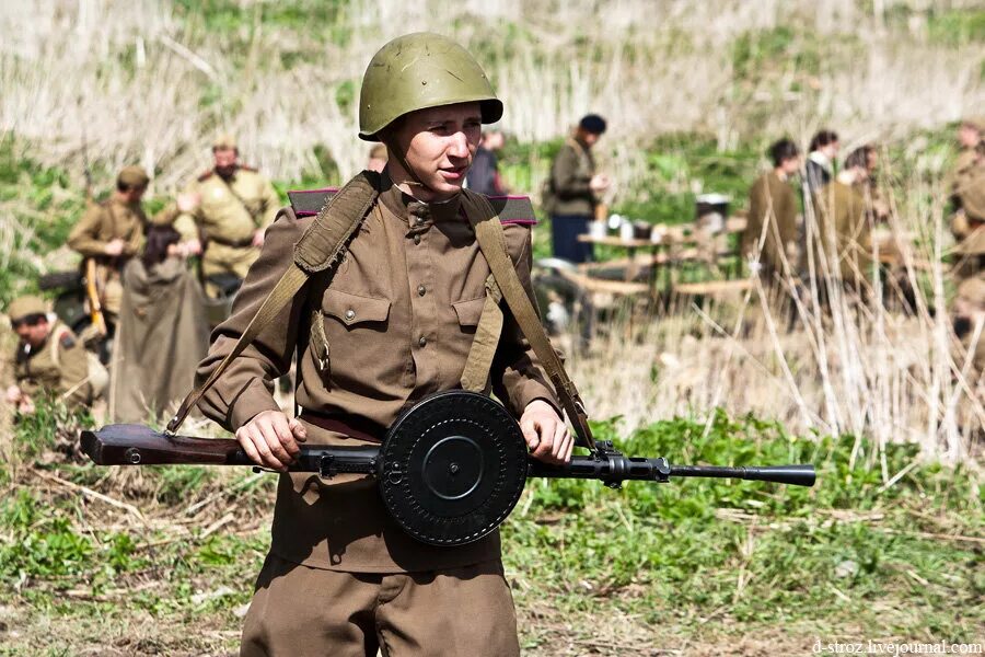 Военная последний бой. Военно историческая реконструкция Полежаевский парк. Историческая реконструкция ВОВ. Реконструкция войны. Реконструкция Великой Отечественной войны.