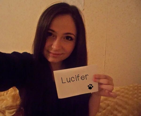 человек с паспортом в руках. человек с листом бумаги. селфи с кодом. селфи код. селфи код.