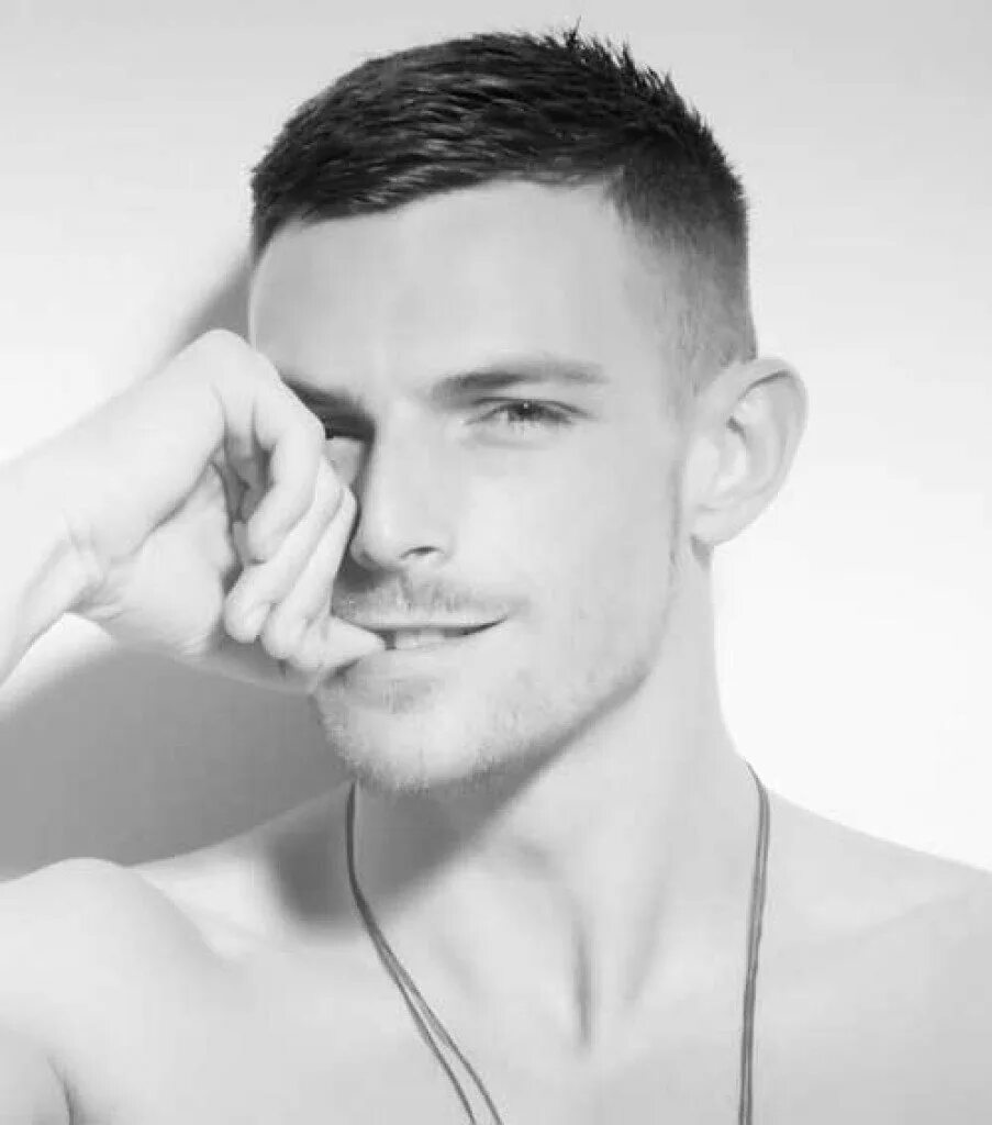 Кроп стрижка цезарь полубокс. Фейд полубокс короткая стрижка. Фейд полубокс стрижка мужская. Андеркат канадка бобрик. Фейд полубокс андеркат.