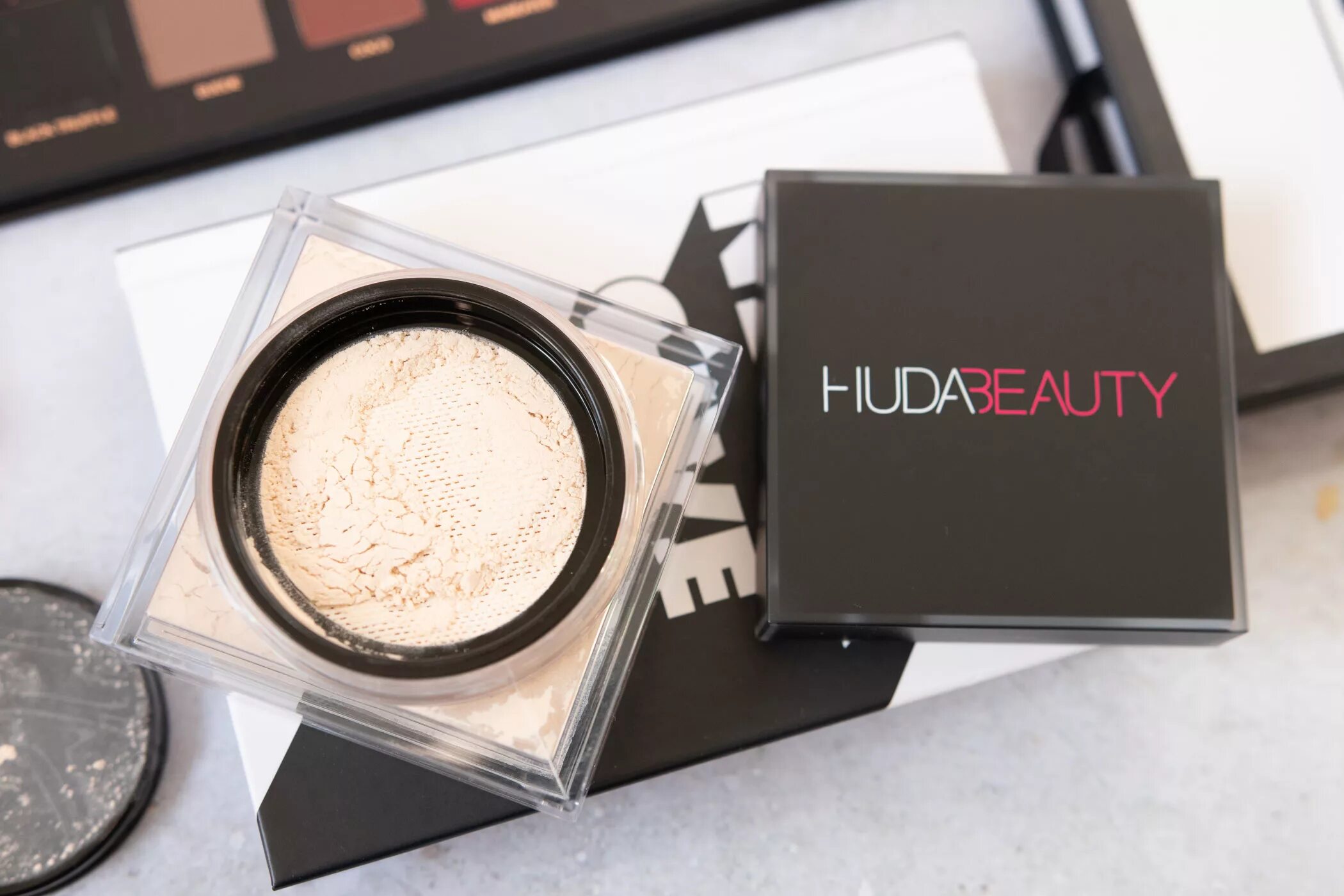 Орешки с пудрой. Коллаген порошковый. Пудра компактная pro filter fenty beauty прессованная. Бьюти порошок. Хайлайтер la rosa diamond.