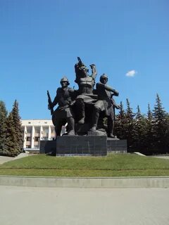 Памятник героям революции
