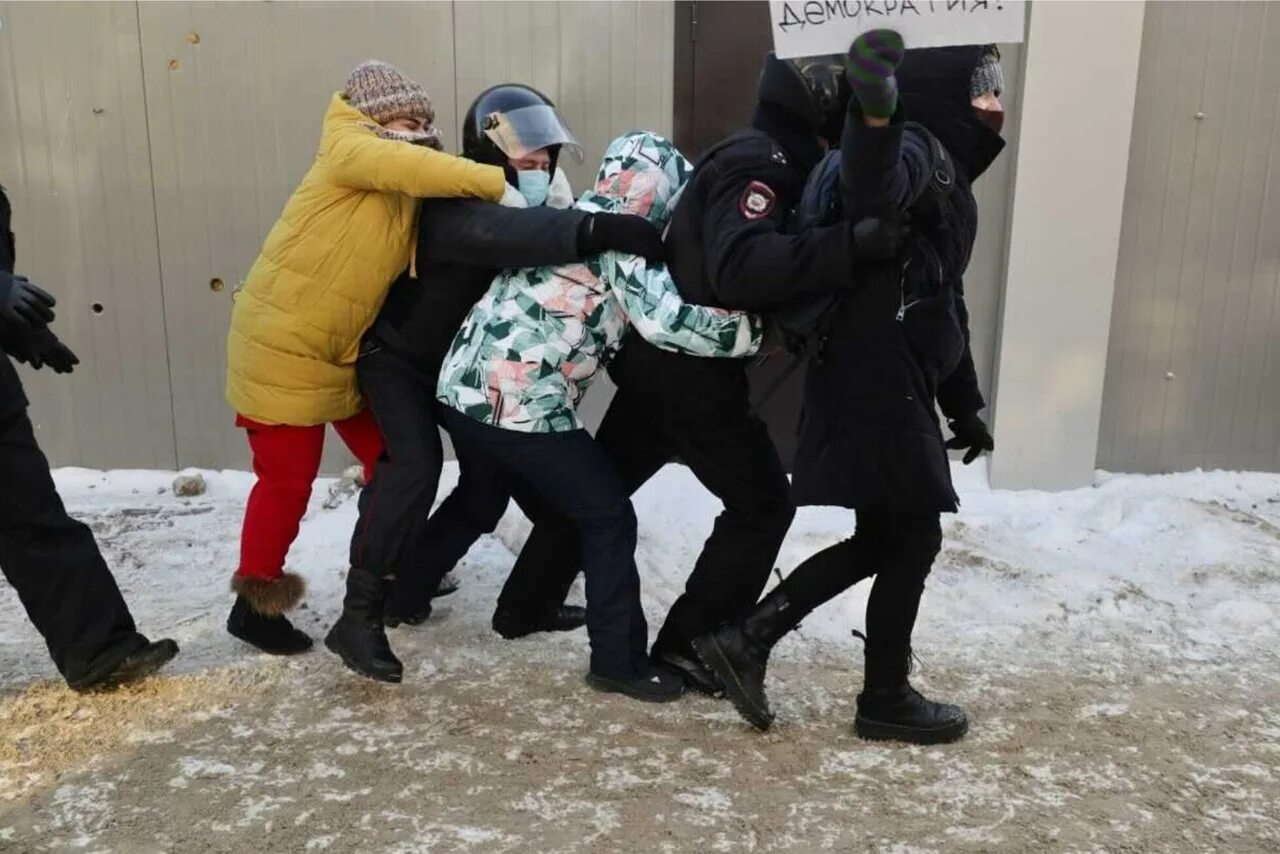 Угрожают матери навального. Смешные митинги. Задержанные несовершеннолетних на митингах. Смешные протесты. Митинг 23 января 2021 задержания.