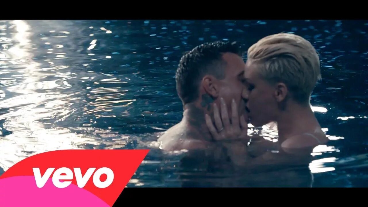 Джаст гив ми. Пинк Джаст. Pink give me a reason. Pink ft. Nate Ruess just give me a reason. Парень из клипа Пинк just give me a reason.
